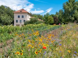 "La Combe Fleurie" Appartements & Chambres, hotel in Saint-Bonnet-en-Champsaur