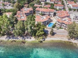 Meliti Waterfront Suites: Karavomylos şehrinde bir otel