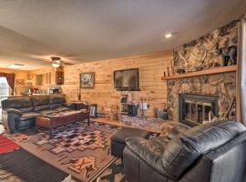Downtown Red River Retreat with Mtn Views and Yard, villa en Red River