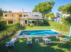 Villa in Cavacos Sleeps 10 with Pool Air Con and WiFi, hotel di Cavacos