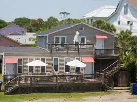 Salty Shack Unit C - Salty Shack - Dog Friendly Home - Across from the Beach - Central Location!