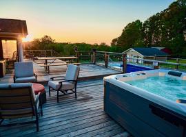 Fire Pit * Pool * Hot Tub * Fishing Pond w/ Jon Boat, allotjament a Easley