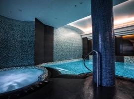 Quay West Suites Melbourne, hotel with pools in Melbourne