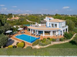 Casa Polgoda luxury villa with ocean views, hotel de luxo em Carvoeiro