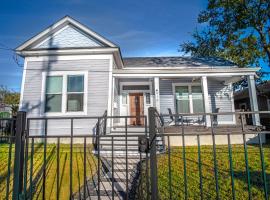 Prosperity Place Remodeled 3BR 2BA Near Downtown, feriehus i San Antonio
