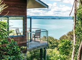 CrossTrees Chalet - Seaview - Waiheke Holiday Unit, holiday home in Te Whau Bay