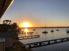 The Boat House Absolute Waterfront and Jetty, hotel in Morisset East