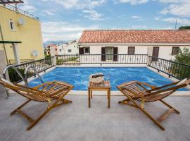 Meri Lux, Hotel in Sutivan