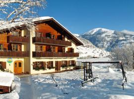 Familien und Wanderhotel Clarezia, hotel v destinaci Waltensburg