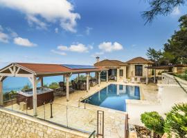 Pachyammos Villa Sleeps 8 with Pool and Air Con: Pachyammos şehrinde bir otel