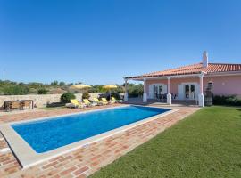 Vale Formoso Villa Sleeps 6 with Pool and Air Con, hotel em Vale Formoso