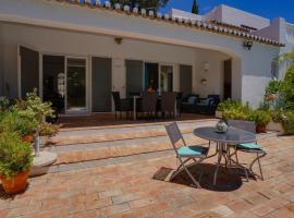 Roofed Villa in Albufeira with Private Swimming Pool, vacation home in Olhos de Água