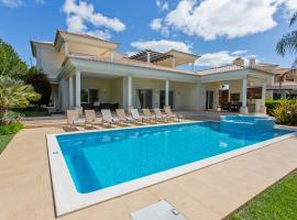 Villa in Cavacos Sleeps 12 with Pool and Air Con, hotel di Cavacos