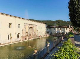 Badia Cantignano Chateau Sleeps 24 with Pool and Air Con, готель у місті Badia Cantignano