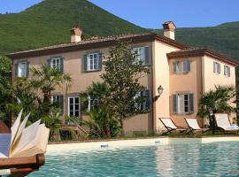 Vorno Villa Sleeps 12 with Pool and Air Con, hotel in Vorno