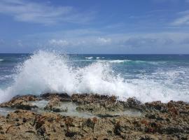 Riviera Maya Luxury Oceanfront Condo, hotel en Akumal