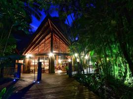 Ferntree Rainforest Lodge, Hotel in Cape Tribulation