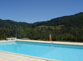 Former coach house in a castle with park garden swimming pool in North Ardeche, hotel in Saint-Prix