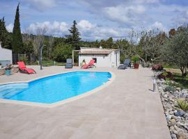 Villa with pool in L zignan Corbi res, hôtel avec piscine à Lézignan-Corbières