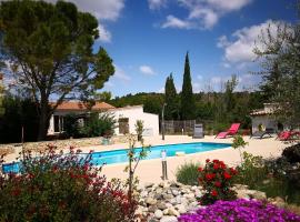 Villa with pool in L zignan Corbi res，萊齊尼昂科爾比埃的有停車位的飯店