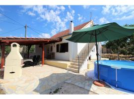 Pleasant holiday home in La evci with private pool, hotel em Lađevci