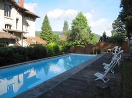Delightful Mansion in Vecoux with Garden, hotel amb aparcament a Vecoux