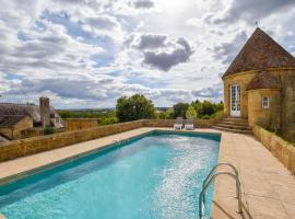 Gorgeous manor in the Auvergne with private pool, hotel in Meaulne