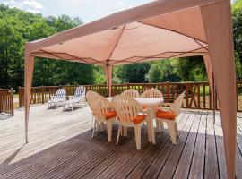 Charming chalet with swimming pool, hotel em Saint-Médard-dʼExcideuil