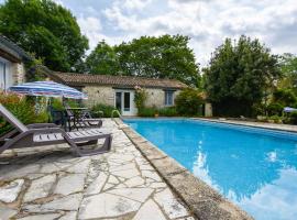 charming cottage with a swimming pool, hotel sa Souvigné