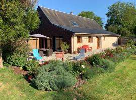 Detached holiday home in the Normandy countryside, Hotel in Saint-Germain-du-Pert