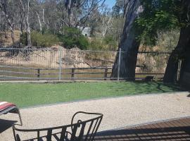 Adelphi Apartment 6 Riverview 2 BDRM or 6A King Studio Riverview both with balconies, hotell med pool i Echuca