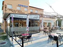 Hostal Mas Ferrer, hotel v destinaci Cornellá de Terri