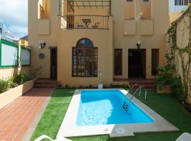 The Yellow House - Solarium - Climatized Pool, hotel en Gáldar