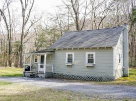 Camelback cottage - on ONE ACRE & near local attractions, hótel í Tannersville