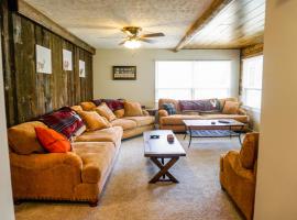 Camelback Rd Rancher- On ONE ACRE & near attractions, pet-friendly hotel in Tannersville