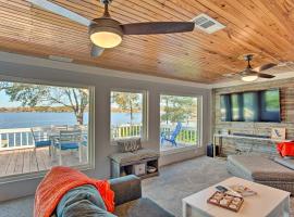 Lakefront Cedar Creek Home with Dock and Fire Pit，Mabank的有停車位的飯店