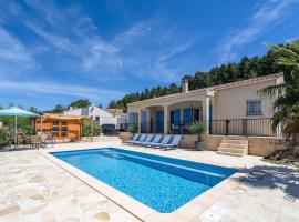 Holiday villa in F lines Minervois with pool, hotell i Félines-Minervois