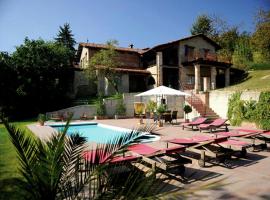 Belvilla by OYO House with large terrace and pool, hotel sa parkingom u gradu Bastia Mondovì