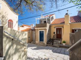 Adorable holiday home located near the beach, hotel in Baška