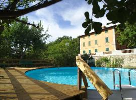 A part of a beautiful mansion with view of the Chianti Classico hills, hotel in Montefiridolfi