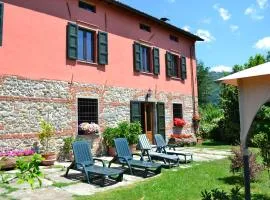 Tuscan Farmhouse in Castiglione di Garfagnana with Garden