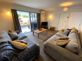 Chamberlain House - 3 bedroom house by Manly beach, hotel in Auckland