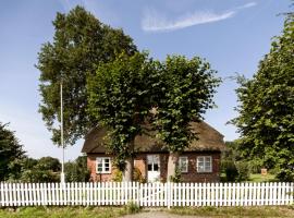 Romantisches Reetdachhaus - Frau Schröders, hotel with parking in Mohrkirch