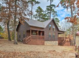 Hot Tub: 'Little Bear's Pond' Broken Bow Cabin, hotel a Broken Bow