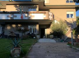 Villa Giulini Rho, nakvynės su pusryčiais namai mieste Ro