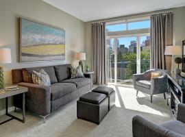 City Water View Oasis with Pool & Gym near Cruise in Heart of Seattle, хотел в Сиатъл