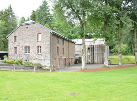 Vintage Farmhouse with Garden Roofed Terrace BBQ, ваканционно жилище в Gouvy