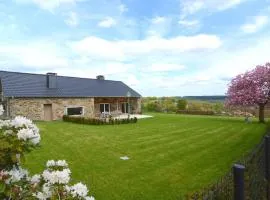 Beautiful stone cottage with panoramic views over the hills of the Ardens