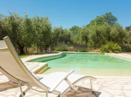 Spacious 6 person villa with pool, hotel in Autignac