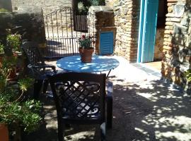 Rustic Farmhouse in Valencia de Alc ntara with BBQ, מקום אירוח ביתי בLa Borrega